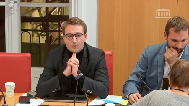 Nous ne détestons pas la police. Nous critiquons l’usage qui en a été fait par Darmanin pendant la réforme des retraites. C’est LUI qui a placé les policiers dans des situations de tension. C’est LUI qui maintient la politique du chiffre.