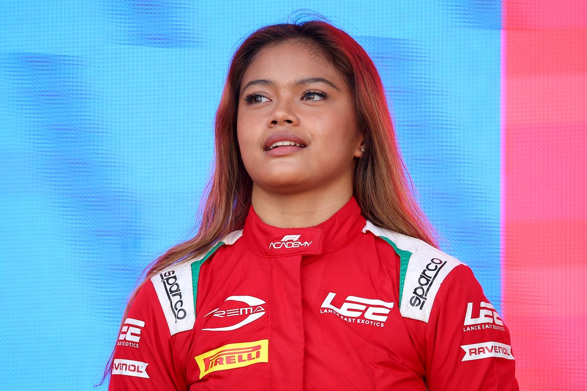Ready to fly the flag for the Philippines and McLaren in F1 Academy! 🧡🇵🇭 Let's get it, @RacerBia. 👊