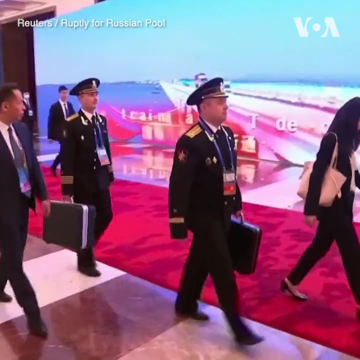 俄罗斯官方媒体10月18日播出正在中国访问的俄罗斯总统普京的随行人员携带核手提箱的罕见画面。画面显示,普京总统正在走向与中国领导人习近平会晤的地点。他身后的两名俄罗斯海军军官各提着一个核手提箱。俄罗斯总统可以通过这个箱子下令发动核打击。