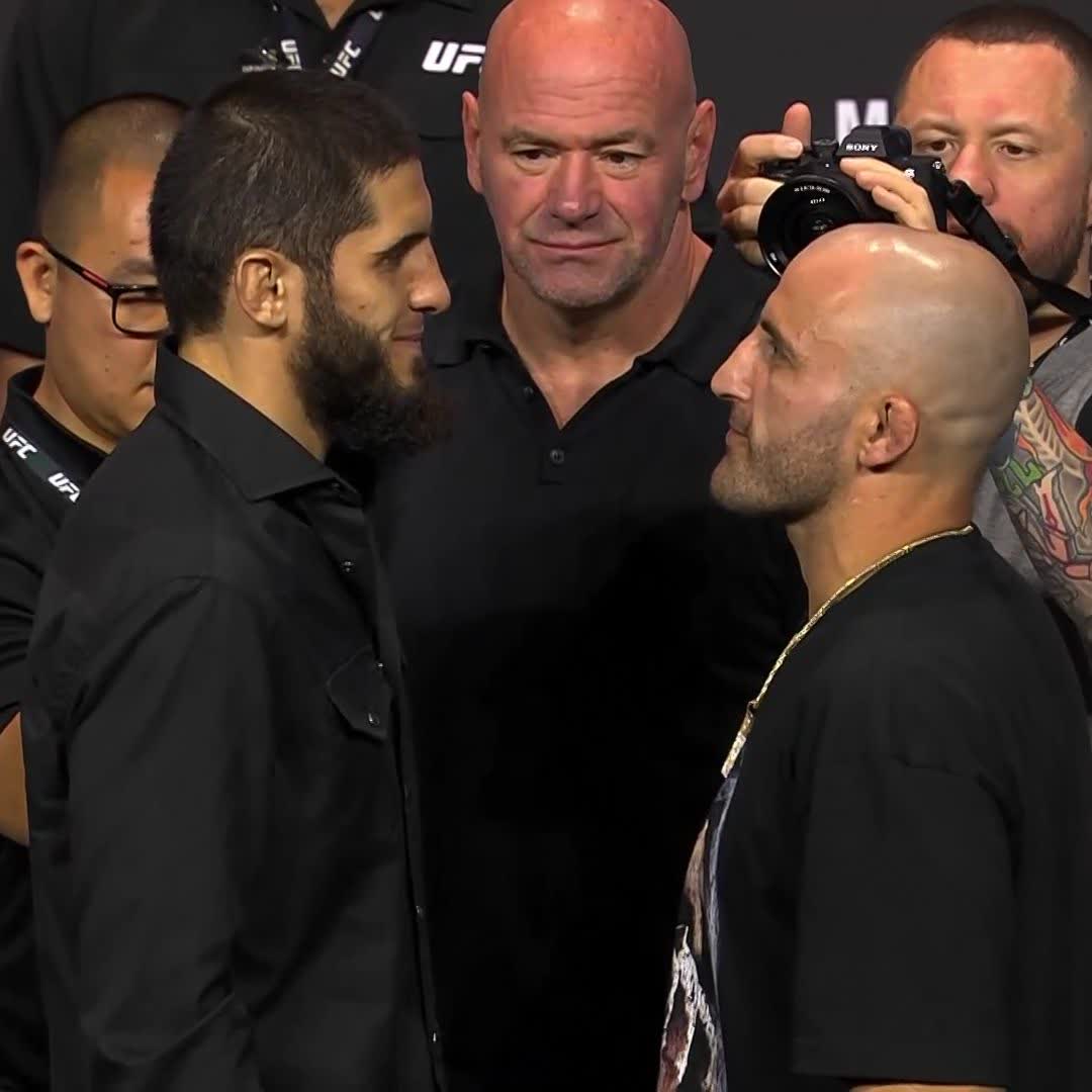 🚨LE FACE OFF ENTRE LES DEUX CHAMPIONS ISLAM ET VOLKA 🚨 LA HYPE DE CET UFC 294 EST FOOOOOOLLE 🔥🔥🔥