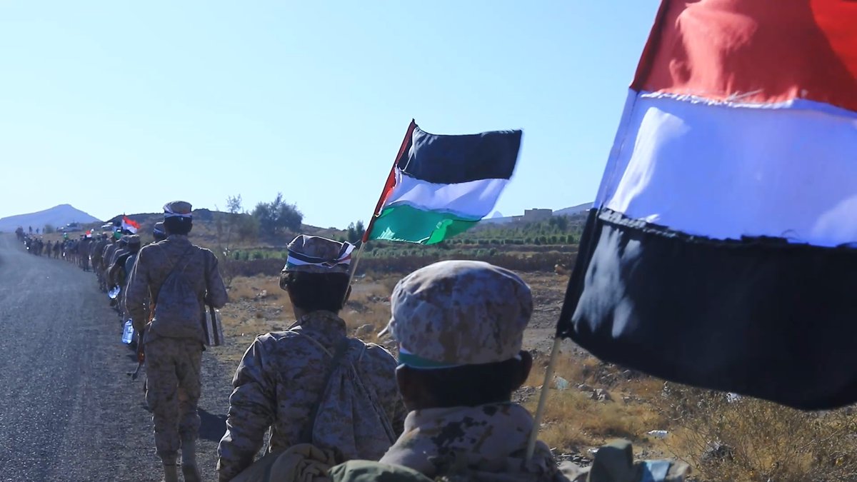 مسير عسكري لقوات الدعم و الإسناد تضامناً مع الشعب الفلسطيني ودعما لعملية طوفان الأقصى انطلق المسير الذي شاركت فيه الكتيبتان الرابعة والخامسة قوامه ألف من وحدات قوات الدعم والإسناد، من مديرية نهم وصولاً إلى محافظة الجوف، قطع مسافة 100 كيلو متر. #طوفان_الأقصى #لستم_وحدكم