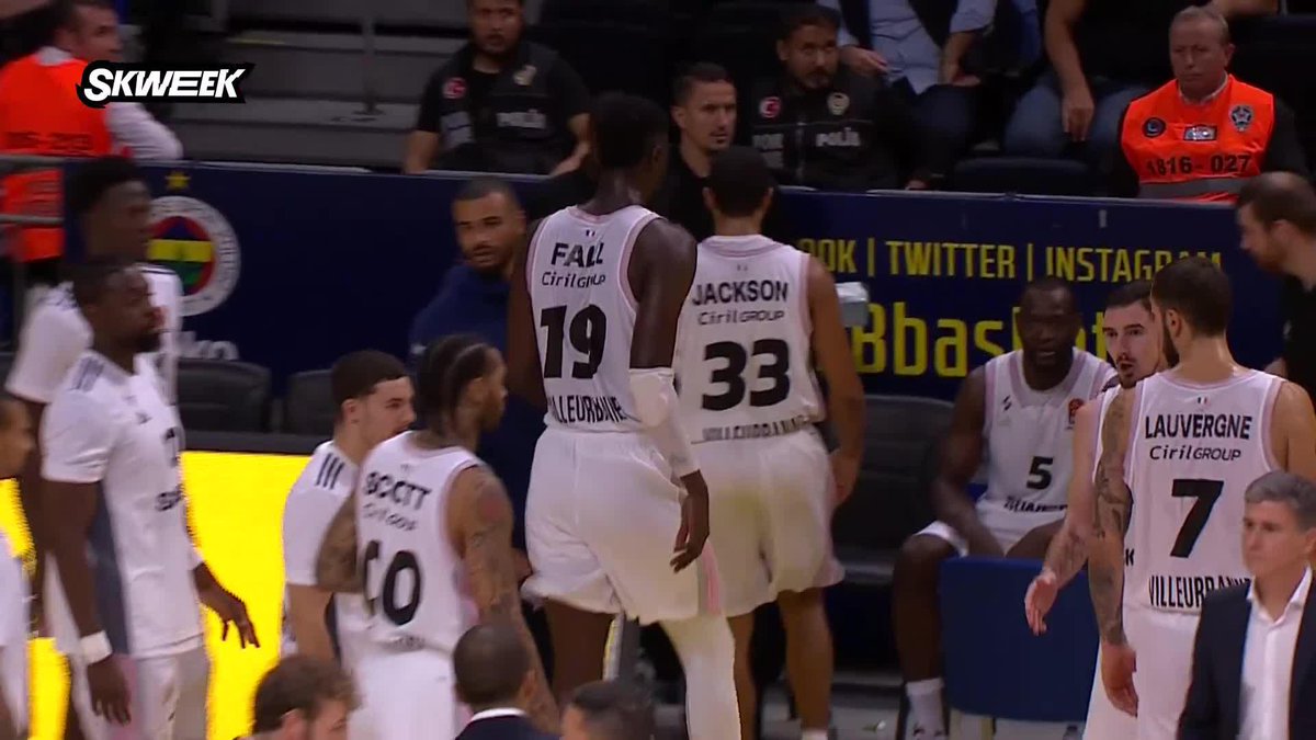 Tarık Biberovic ile Youssoupha Fall arasında yaşanan gerginliği Yellow sakinleştirdi.