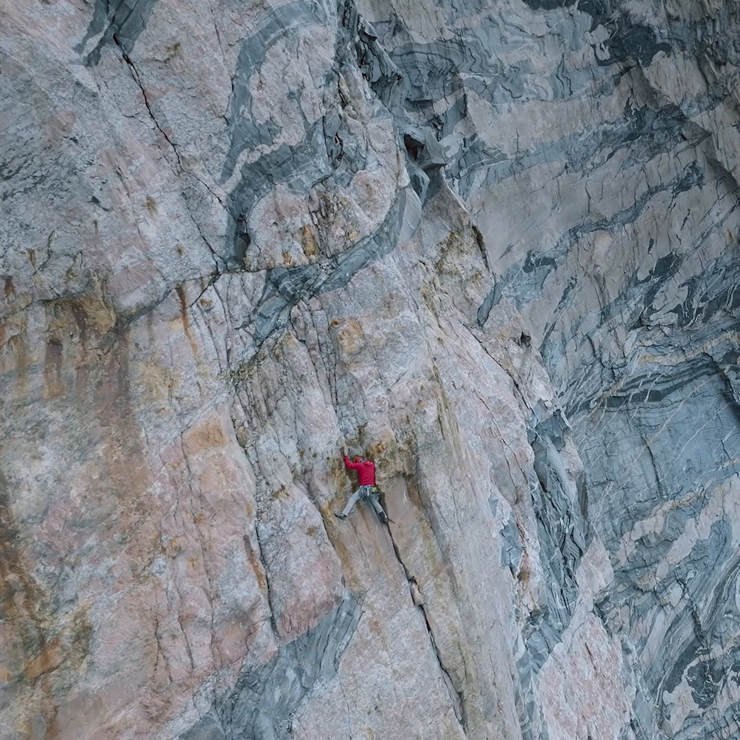 Climbing is never without risk, but this time Alex Honnold is risking it all. Together with his team, they're doing what no one has dared to do — ascend one of the largest and most remote rock faces in the world. 1/2