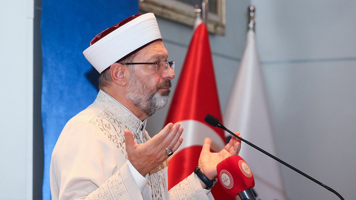 “İlahi Ya Rabbi! Uzun zamandan beri devam eden İsrail’in zulmü altında vefat eden Filistinli şehitlerimize rahmet eyle, kabirlerini cennet bahçelerinden bir bahçe eyle, yaralı olanlar var, onlara acil şifalar nasip eyle.