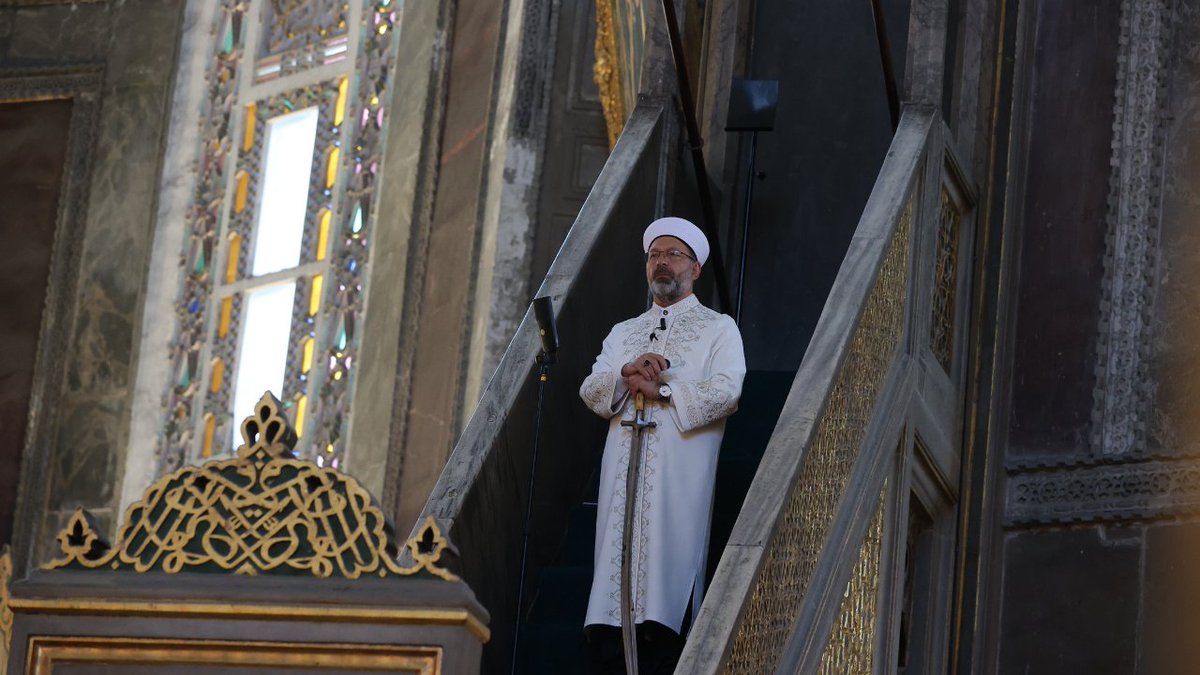 “Her zorluğun ardından bir kolaylık vardır. Muhakkak ki, her zorluğun ardından bir kolaylık vardır.” İnşirâh, 94/5, 6. İnanıyoruz ki her hüznün ardından bir sevinç, her sıkıntının ardından bir ferahlık mutlaka gelecektir. Zira Cenâb-ı Hak, peygamberleri ve inananları hiçbir zaman yalnız bırakmamıştır. Onları, zalimlerin ve düşmanların insafına asla terk etmemiştir. Hz. Nûh’u tufanın helakinden, Hz. İbrâhim’i Nemrut’un ateşinden, Hz. Mûsâ’yı Firavun’un zulmünden, Hz. Yûsuf’u zindanın karanlığından kurtarmıştır. Ve nihayet, Peygamber Efendimiz (s.a.s)’i inkârcıların türlü eza ve cefasından felaha çıkarmış, ona nice fetih kapıları açmıştır.