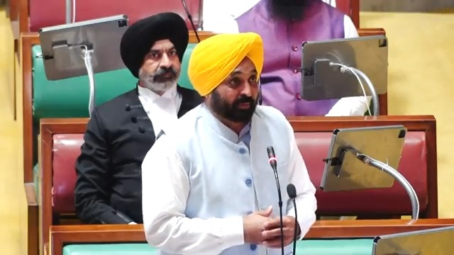 ਦਸੰਬਰ ਮਹੀਨਾ ਪੂਰੇ ਪੰਜਾਬ ਲਈ ਸੋਗ ਦਾ ਮਹੀਨਾ ਹੁੰਦਾ ਹੈ..ਅਸੀਂ ਸਰਕਾਰ ਵੱਲੋਂ ਫ਼ੈਸਲਾ ਕਰਦੇ ਹਾਂ ਕਿ 21 ਤੋਂ 30 ਦਸੰਬਰ ਤੱਕ ਕੋਈ ਵੀ ਖ਼ੁਸ਼ੀ ਵਾਲਾ ਸਮਾਗਮ ਪੰਜਾਬ ਸਰਕਾਰ ਨਹੀਂ ਕਰੇਗੀ..ਗੁਰੂ ਗੋਬਿੰਦ ਸਿੰਘ ਜੀ ਦਾ ਸਾਰਾ ਪਰਿਵਾਰ ਇਹਨਾਂ 10 ਦਿਨਾਂ ਦੌਰਾਨ ਸ਼ਹੀਦ ਹੋ ਗਿਆ..ਇਹ ਦਿਨ ਉਹਨਾਂ ਦੀ ਯਾਦ ‘ਚ ਮਨਾਏ ਜਾਣ..