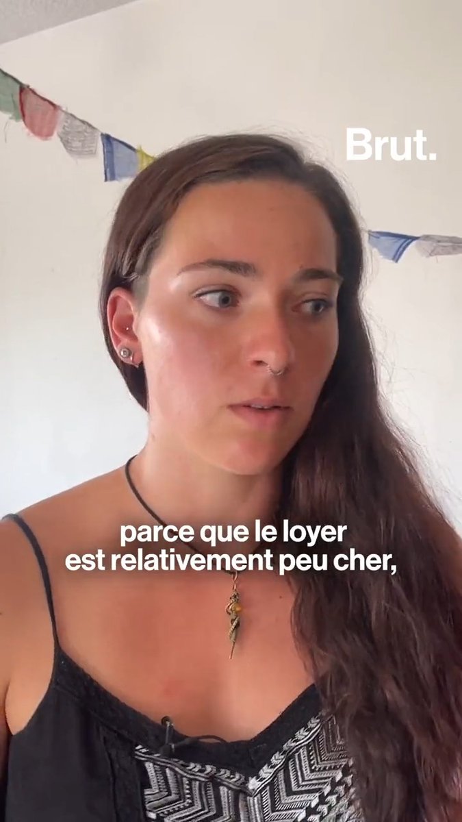C'est une autre façon de penser la colocation. En échange d'un logement au loyer réduit, ces jeunes s'engagent à s'investir régulièrement dans des projets solidaires. On a passé toute une après-midi avec Mélina, chez elle à Grenoble, avec les jeunes enfants de son quartier.