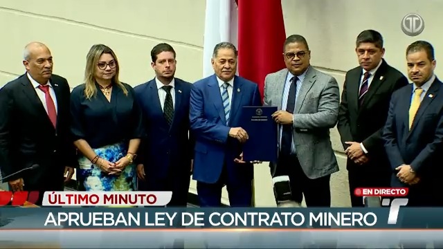 La mañana de este viernes fue aprobado en tercer debate el proyecto de Ley 1100 sobre el contrato minero, en presencia de los ministros de Comercio, Trabajo y Ambiente. #TReporta