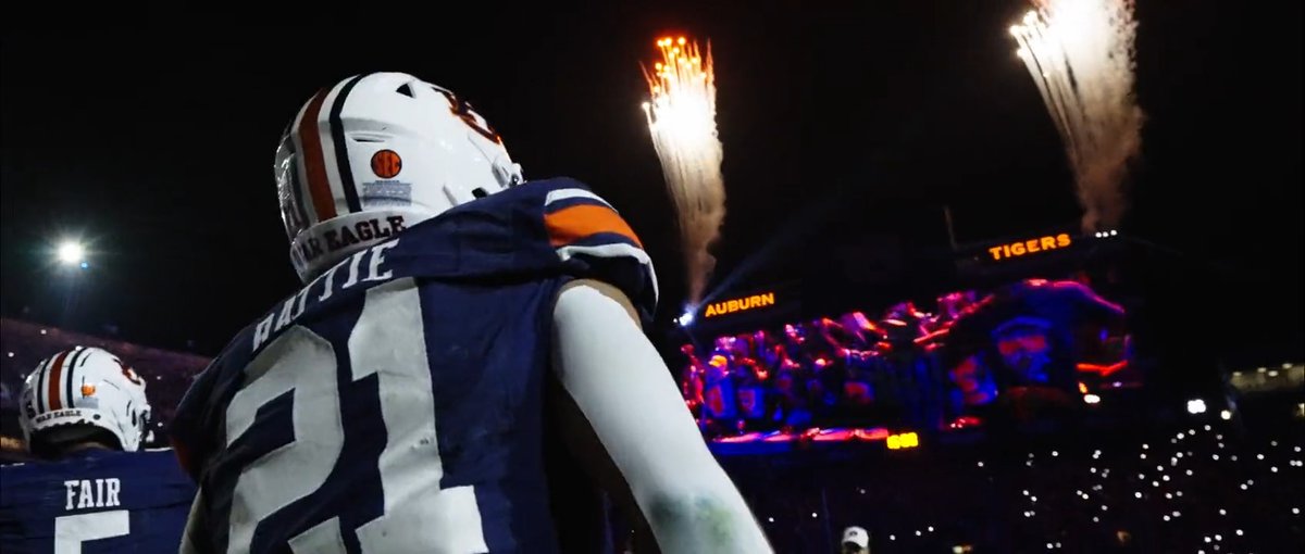 When the night falls and those lights turn on... Jordan-Hare explodes into life 🦅