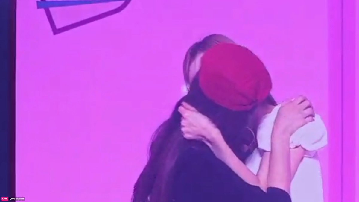 THE KISS RELAY WHY DID THEY KEEP GOING FOR THE LIPS?? 😭