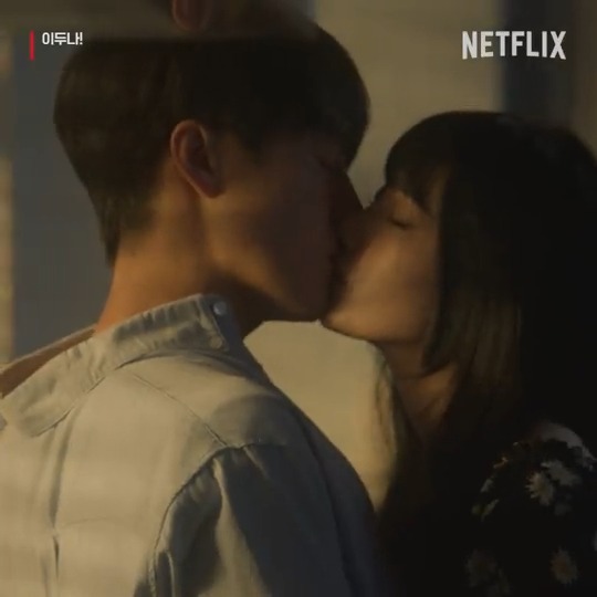 예상치 못한, 그러나 필연적인 순간. <이두나!>, 지금 넷플릭스에서.