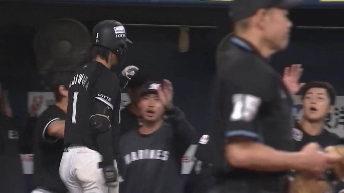 千葉ロッテ #藤原恭大 選手のホームランで反撃開始‼️ #chibalotte 千葉ロッテマリーンズ #イケメン対決 #パないはたらき 👇ライブ配信はこちらから!
