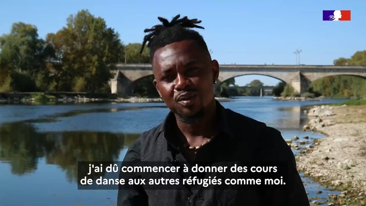 #SemaineIntégration | Focus sur le parcours de Joseph. Réfugié camerounais, il est aujourd’hui constructeur bois à Orléans. Passionné de #danse, cet art lui a donné de la force pour avancer. Il a vécu un an dans un camp en Grèce, où il a donné des cours aux autres réfugiés ⤵️