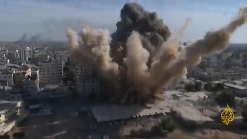 غارة إسرائيلية عنيفة تستهدف منطقة قريبة من مراسل #الجزيرة في #غزة أثناء مداخلته على الهواء مباشرة #الأخبار #حرب_غزة