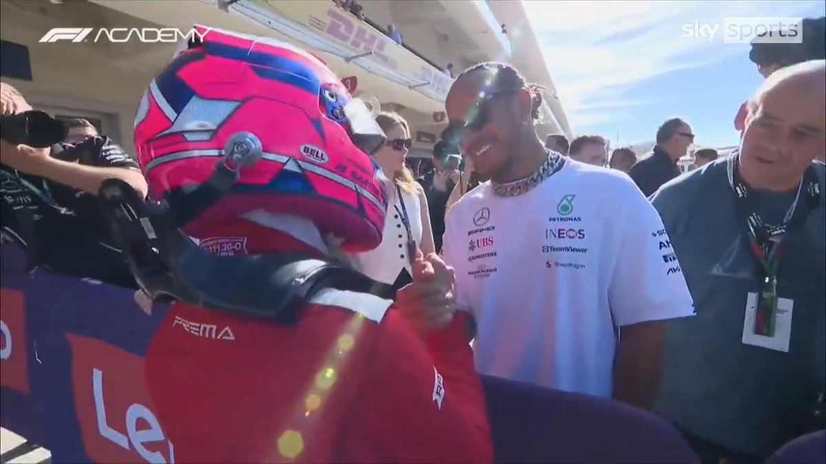 Lewis Hamilton was down at the track to congratulate newly crowned F1 Academy champion Marta Garcia 👏