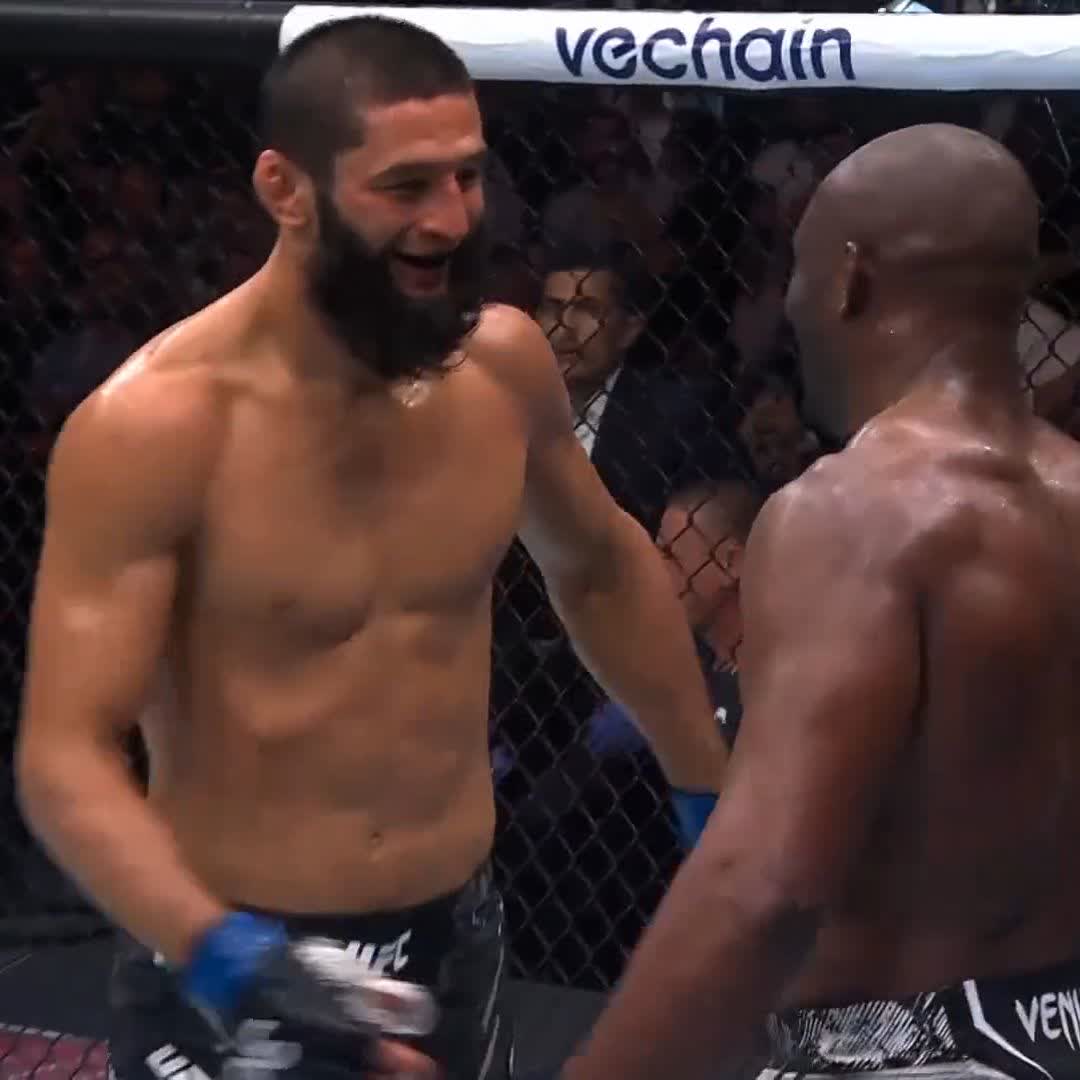 15 minutes in the books! Our #UFC294 co-main is headed to the judges' scorecards