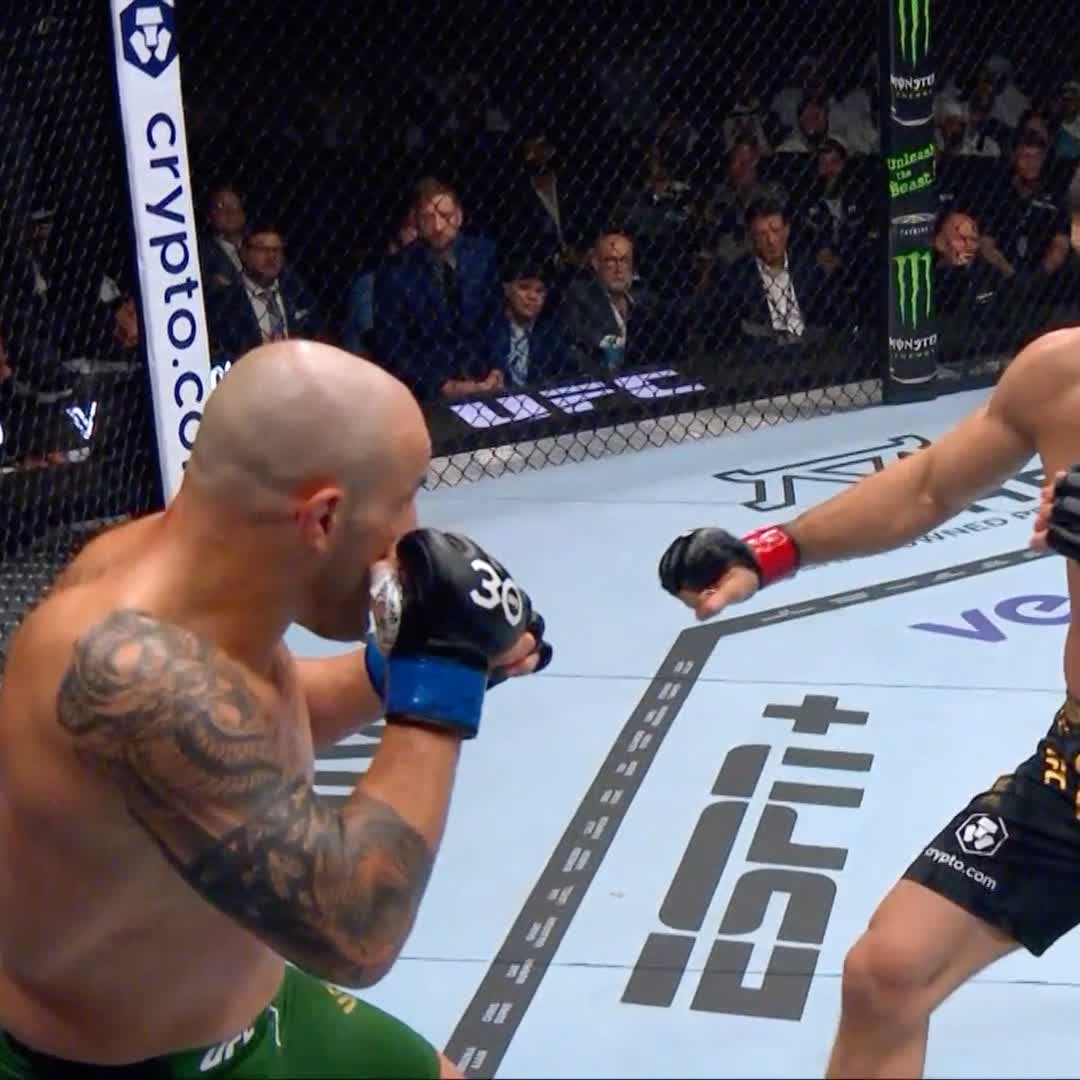 Por patada a la cabeza! Makhachev Islam #UFC294 💢