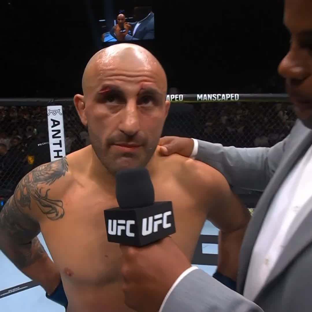 Nothing but class from the featherweight champ 👏 @AlexVolkanovski shows respect for Makhachev after a tough loss #UFC294