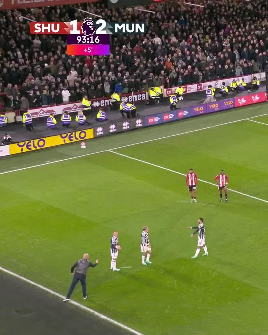 ¿Habíais visto esto alguna vez? 😂😂😂😂 Un aficionado del Sheffield United salta al campo a recriminar a Garnacho que estaba perdiendo tiempo 😅 #PremierLeagueDAZN ⚽ 🏴󠁧󠁢󠁥󠁮󠁧󠁿