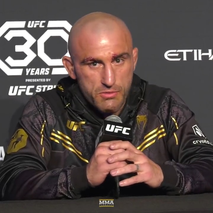 Alex Volkanovski gets emotional while talking about "struggling" mentally when not "fighting or in camp." #UFC294