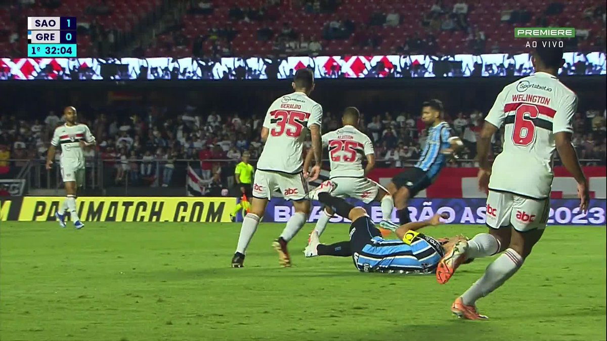 Suárez foi reclamar com o Beraldo sobre uma cotovelada. O Beraldo apenas riu do atacante do Grêmio. 📽️: GE
