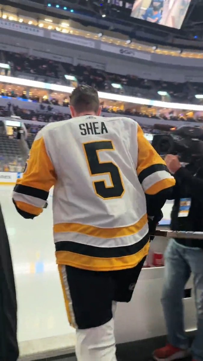 NHL debuts just aren’t complete without a rookie lap! Welcome to the NHL, Ryan Shea! 👏