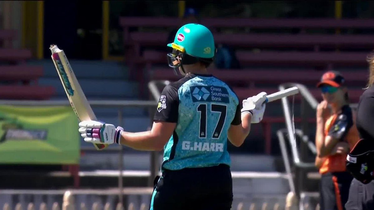 🗣️ "I need a new bat... nah, stuff it. I'll hit it anyway" Absolute gold from Grace Harris 😂 #WBBL09