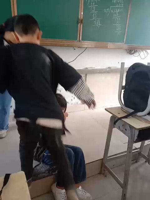 OMG！！为啥这么暴力对待女同学😱😱🤬🤬🤬 国内的校园暴力真的太恐怖了…这个看着像是乡村学校💔💔💔