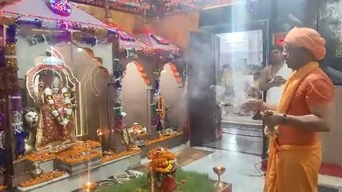 आज Shri Gorakhnath Mandir परिसर स्थित श्री दुर्गा मंदिर में महापर्व 'शारदीय नवरात्रि' के पावन अवसर पर शक्ति, सौभाग्य एवं संपन्नता की अधिष्ठात्री माँ महागौरी की विधि-विधान से पूजा-अर्चना कर सर्व-कल्याण की कामना की। जगज्जननी भगवती की कृपा संपूर्ण जगत पर बनी रहे, यही अभिलाषा है।