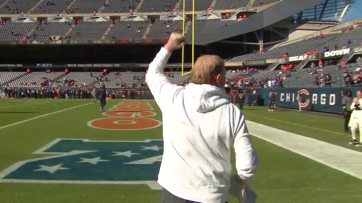 Raiders Owner Mark Davis showing some love to fans that made the trip to Chicago today 💪