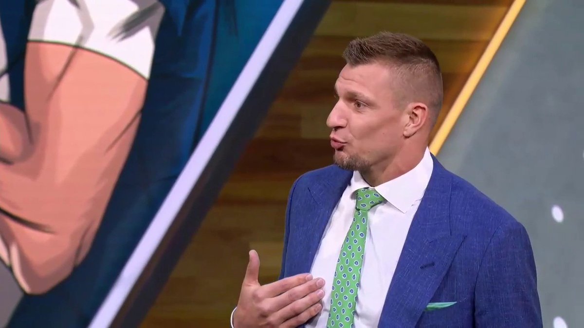 Great story from Gronk ⬇️ Rob Gronkowski credits Brian Hoyer for helping grab Tom Brady's attention and making Tom want to target Gronk on the field more. The rest is history 🔥