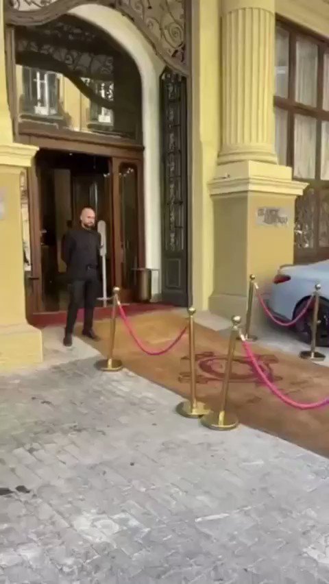 #CanYaman'ın sert tepki gösterdiği kişiyle ilgili paylaşılan videonun tam hali bu... Ünlü oyuncu tacizkâr hareketlerde bulunduğunu belirttiği o kişinin hayranı olmadığını vurguladı.
