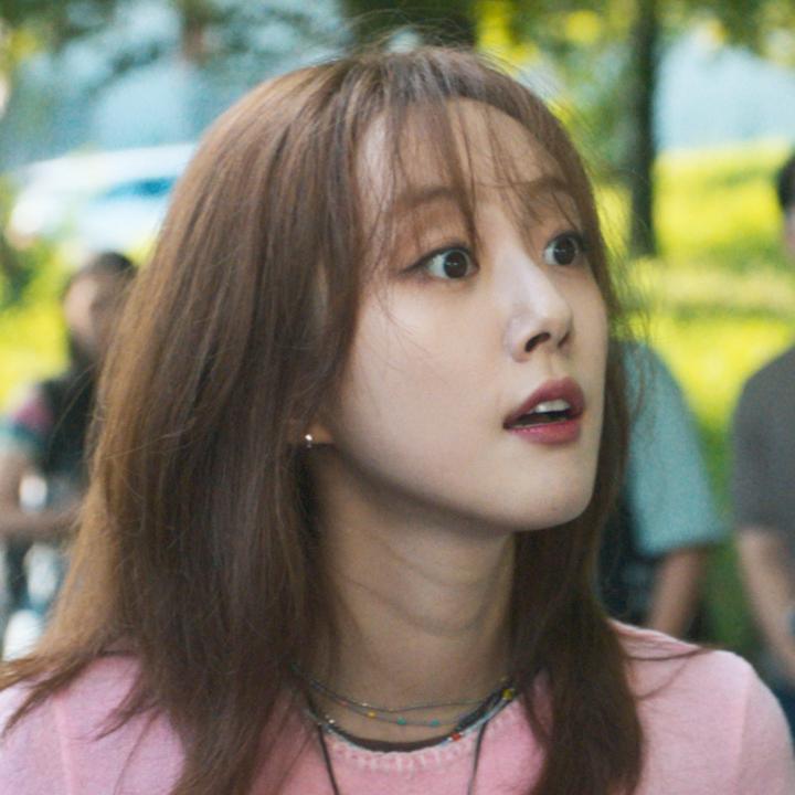 Ainda sem acreditar que no meu novo dorama Doona! eles simplesmente meteram uma personagem XINGANDO em português.