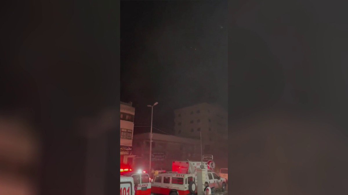 قصف كثيف في محيط مستشفى القدس الآن وإسرائيل تُمهل المستشفى ساعة واحدة فقط حتى يتم إخلاؤه لأنه قد يكون عرضة للقصف المباشر.