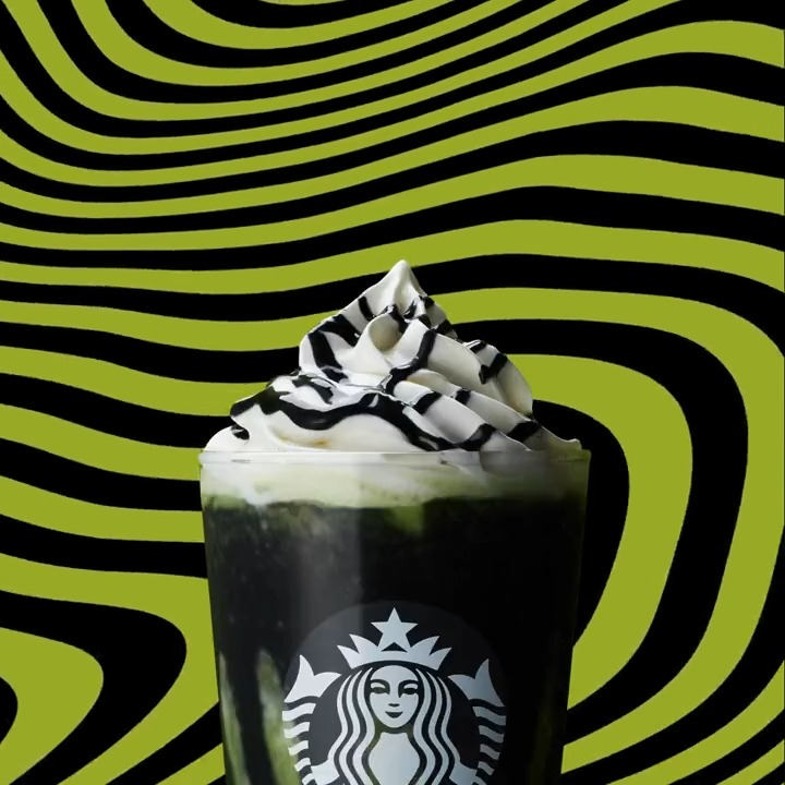 いつものフラペチーノ®も真っ黒に🖤!? 10/25(水)から、ブラック キャラメル ソースに中身が隠された #Boooooカスタマイズ がスタート✨ ハロウィンだけの特別な一杯、登場をお楽しみに😋 #Booooo🖤