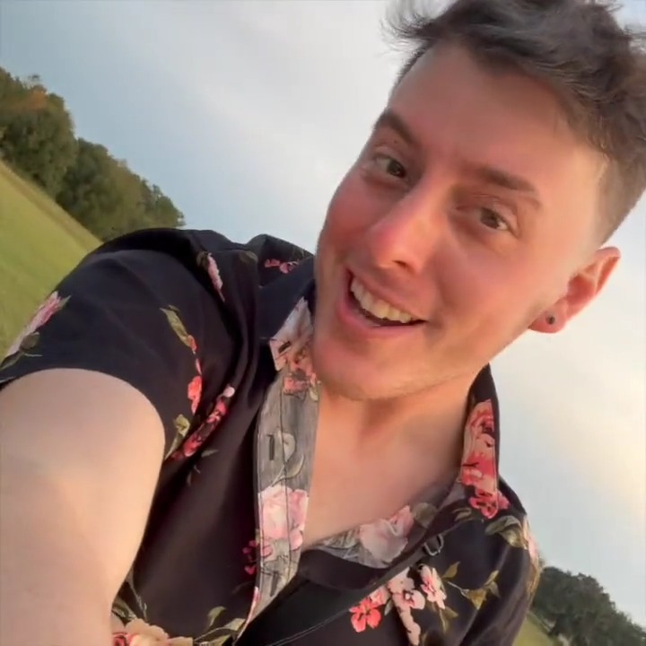 #ShoutoutSunday for the week goes to every resplendent "Romée" in the realm!! Hope you all have an amazing week coming up! 🎸💚 (Song: "In Line" - Nicholas Hamilton)