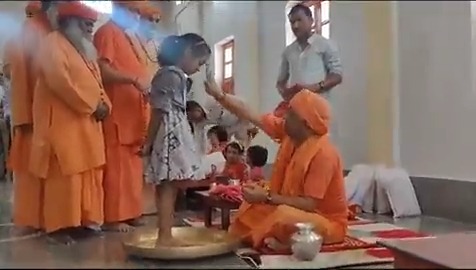 आज महानवमी के पुनीत अवसर पर Shri Gorakhnath Mandir परिसर में शक्ति-स्वरूपा कन्याओं का पूजन किया। शक्ति की अधिष्ठात्री देवी माँ भगवती की कृपा संपूर्ण चराचर जगत पर बनी रहे, सभी का कल्याण हो, यही प्रार्थना है। जय माँ भगवती!