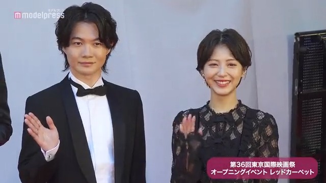 🎬東京国際映画祭レッドカーペット 神木隆之介が浜辺美波をエスコート💕 カメラ目線でファンサも 🔻写真 ＃TIFFJP #東京国際映画祭 神木隆之介 浜辺美波 ゴジラ