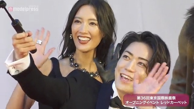 🎬東京国際映画祭レッドカーペット 【接近カメラ】亀梨和也、菜々緒と腕組み登場✨ 自撮りでお茶目な一面も💕 🔻写真 ＃TIFFJP #東京国際映画祭 #怪物の木こり #KATTUN