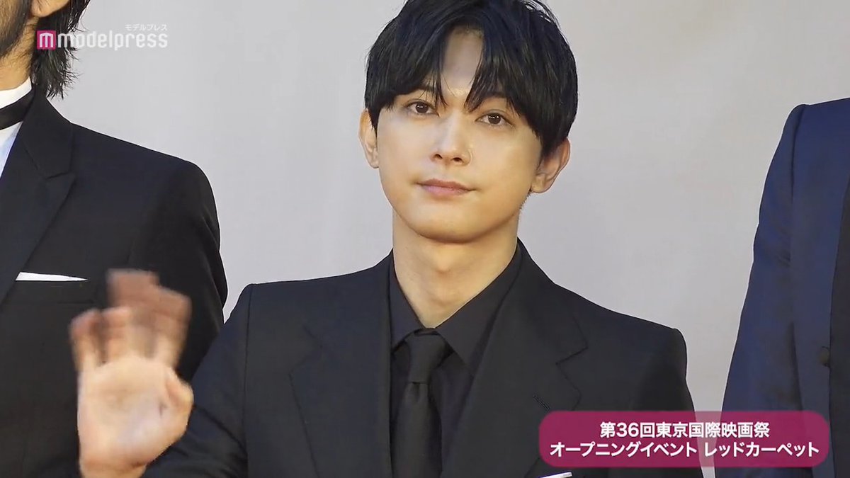 🎬東京国際映画祭レッドカーペット 【接近カメラ】吉沢亮✨ 美しいスーツ姿に会場も黄色い歓声💕 🔻写真 ＃TIFFJP #東京国際映画祭 吉沢亮&STAFF