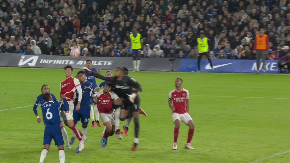 🗣️ “Absolutely a penalty, completely clatters into [Gabriel] Jesus. Absolutely no idea why this wasn’t given.” Dermot Gallagher, Sue Smith and Stephen Warnock⚽️📺🎙 believe Arsenal should have been awarded a penalty for the Robert Sánchez challenge on Gabriel Jesus. 💭