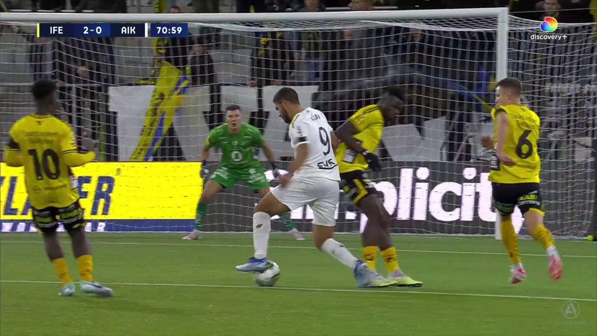 AIK-spelarna ropar på straff efter den här situationen. Se matchen på