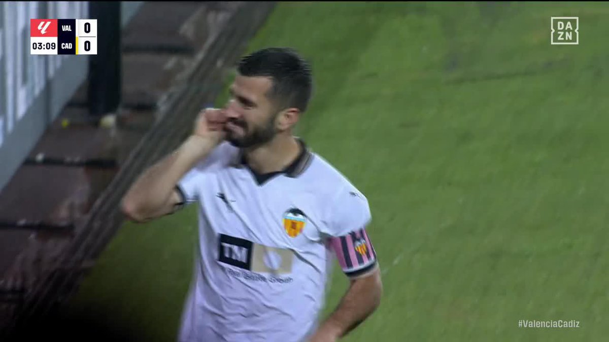 Así se vuelve de una lesión. Así se vuelve a Mestalla 🔥 Jose Luis Gayà Peña pone por delante al Valencia CF en tres minutos con una vaselina ESPECTACULAR ✨ #LALIGAenDAZN ⚽
