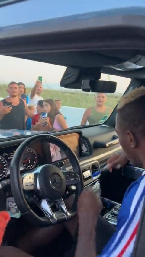 Victor Osimhen reacts angrily to a group of Napoli fans, who ask him for autographs and get in the way of his car. 🇳🇬😡
