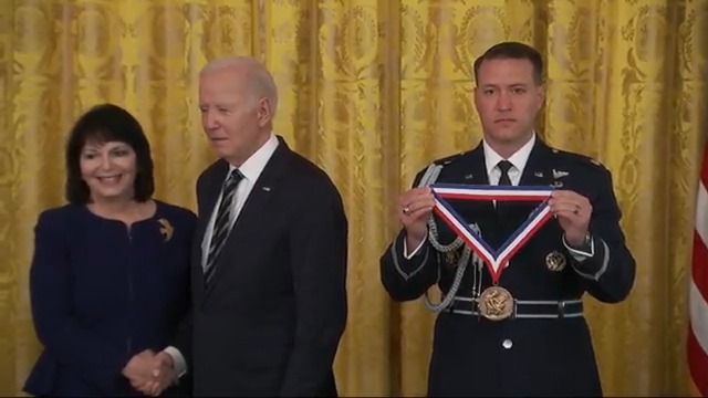 Biden le da la mano a una ganadora de una medalla de ciencias y no la suelta