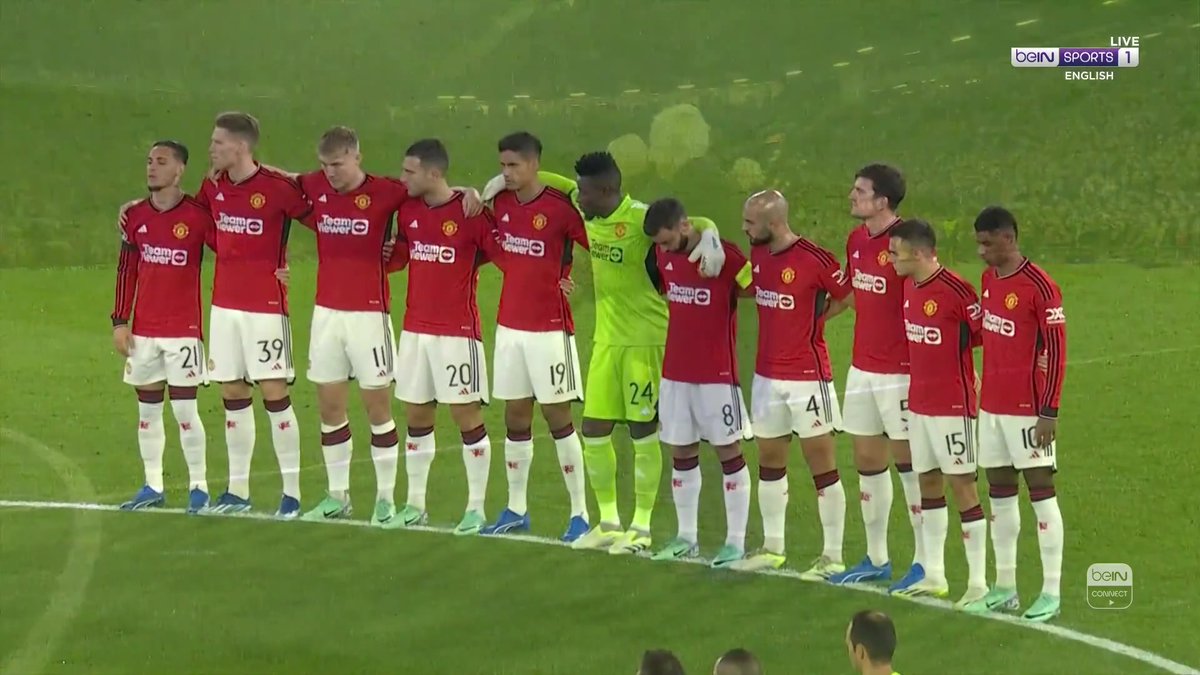 An incredibly moving moment at Old Trafford as Manchester United pay tribute to Sir Bobby Charlton. 🌹 #UCL #beINUCL