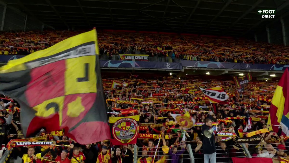 Qui dit mi-temps à Bollaert, dit le traditionnel "Les Corons" 🎵 Et c'est encore plus beau quand c'est en Ligue des Champions 😍 #RCLPSV | #UCL