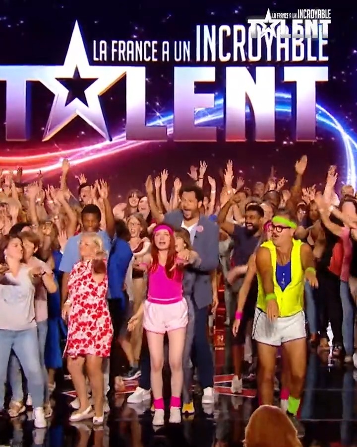"Eh la che-che synchro, on en est tous accros" 😂🎶 Il met l'ambiance sur la scène de #LFAUIT avec sa chenille géante réunissant le public et même le jury !