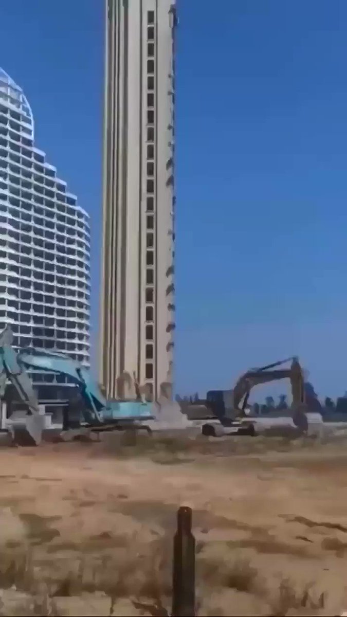 中国炸楼片段合集。具体地点、事由未明，但看起来似乎都是新楼。