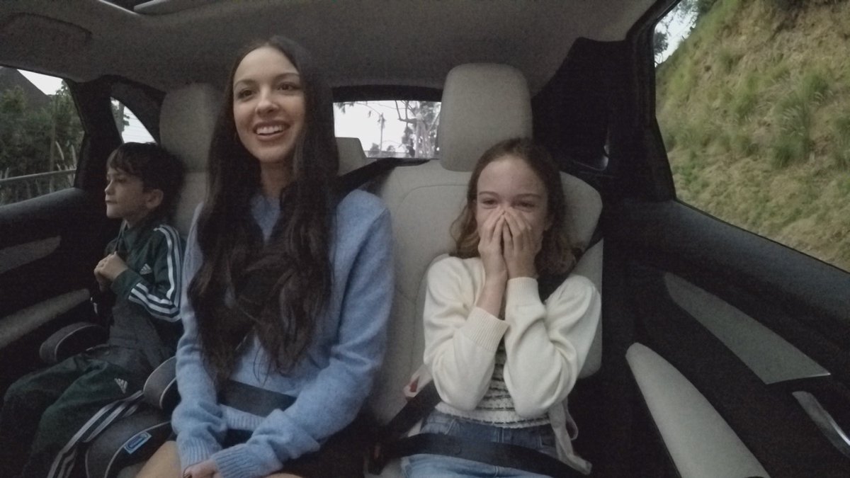 .@OliviaRodrigo surprises Jimmy’s kids on their ride to school! 😱❤️
